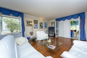 4 bedrooms, internet, bed sheets