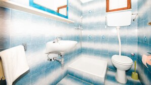Un baño con lavamanos, inodoro y bañera.