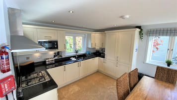 Cottage | Dapur pribadi | Oven dan kursi makan untuk bayi