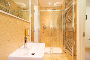 Cottage | Bathroom | Shower, deep soaking tub, hair dryer, towels - Trewhiddle Villa 04 (St Austell)