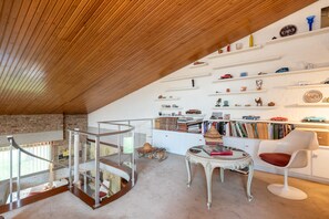 패밀리 하우스, 침실 4개, 금연, 정원 전망 | 거실 공간 | 평면 TV, 사무실