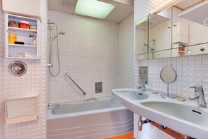 Family House, 4 Bedrooms, Non Smoking, Garden View | Bathroom | Free toiletries, hair dryer, towels, toilet paper - Europea Brussels Expo Garden House (Wemmel)