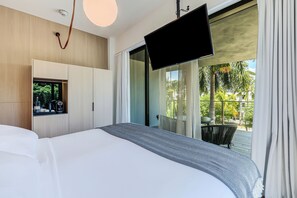 Minibar, caja de seguridad en la habitación y escritorio 