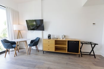 Grand Room | Minibar, in-room safe, blackout drapes, soundproofing at Urbanica The Euclid