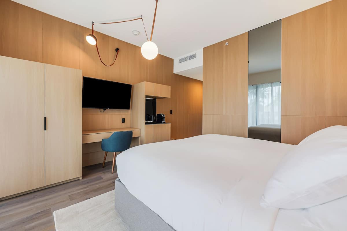 1 quarto, frigobar, cofres nos quartos, escrivaninha