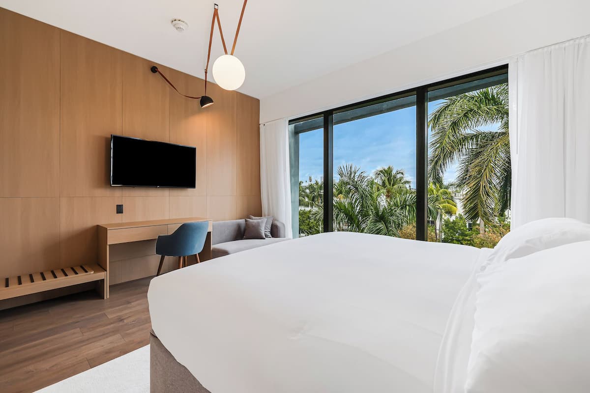 1 quarto, frigobar, cofres nos quartos, escrivaninha