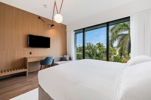 Minibar, caja de seguridad en la habitación y escritorio 