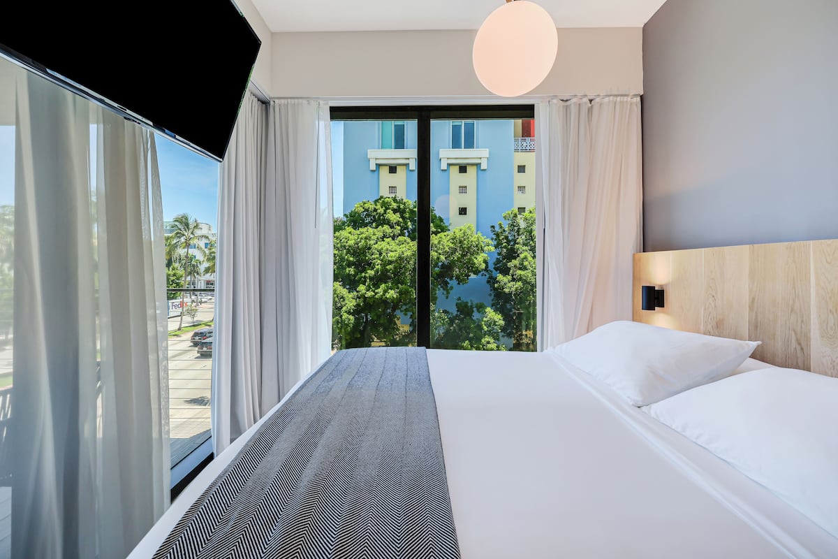 Quarto, sacada, no canto | 1 quarto, frigobar, cofres nos quartos, escrivaninha