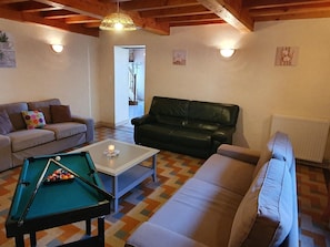 Téléviseur, foyer, lecteur de DVD, table de ping-pong