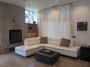 Älytelevisio, takka, videopelejä, DVD-soitin