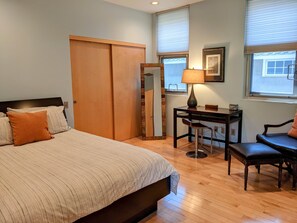 3 habitaciones, escritorio y tabla de planchar con plancha 