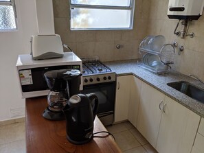 Refrigerador, microondas, horno, placa de cocina