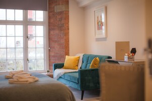 Studio | Living area | Flat-screen TV, Netflix, streaming services