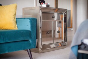 Estudio | Área de sala de estar | Televisión de pantalla plana, Netflix y servicios de streaming 