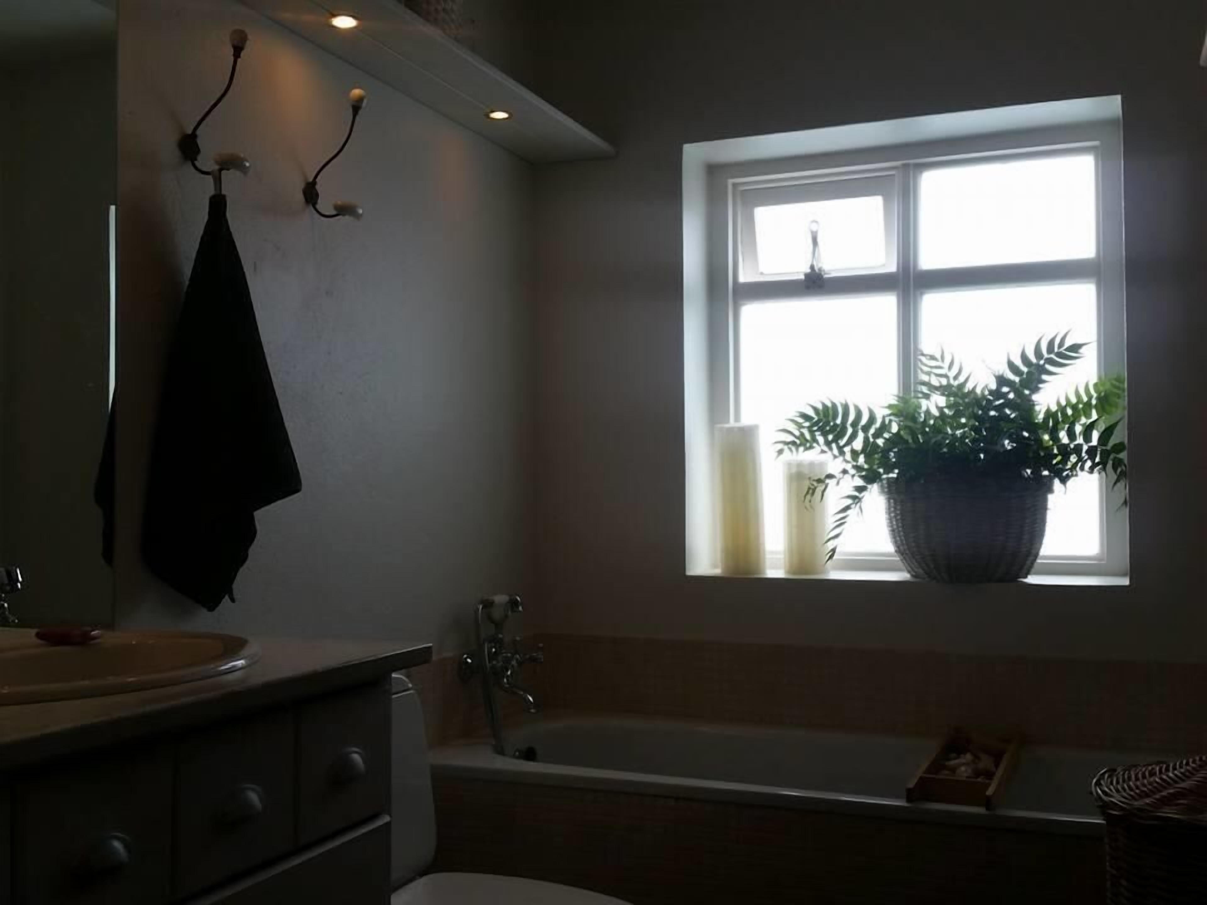 Suite, 2 habitaciones | Baño | Artículos de higiene personal de diseño, secador de pelo y toallas