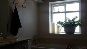 Suite, 2 habitaciones | Baño | Artículos de higiene personal de diseño, secador de pelo y toallas