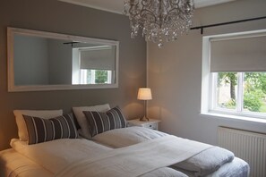 Suite, 2 slaapkamers | Verduisterende gordijnen, gratis babybedden, gratis wifi, beddengoed