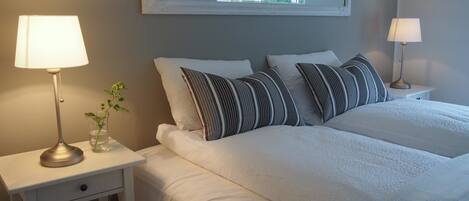 Suíte, 2 quartos | Cortinas blackout, berços grátis, Wi-Fi de cortesia, roupa de cama