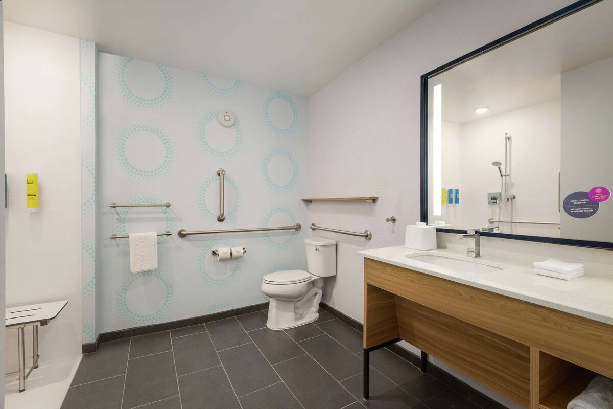 room, 2 queen beds, accessible (roll-in shower) | bathroom shower