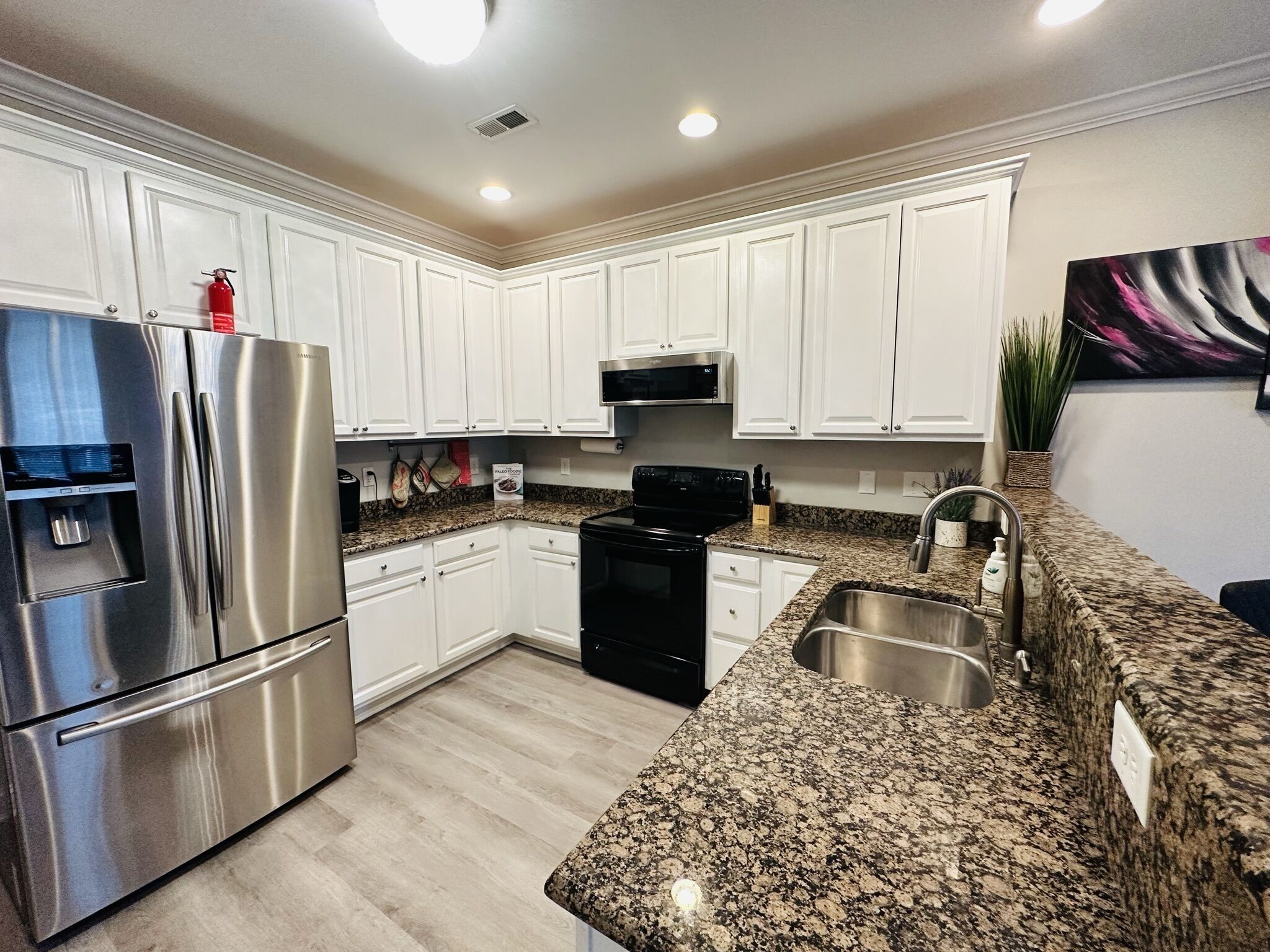 Jääkaappi, mikroaaltouuni, uuni, liesi