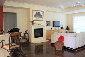 Televisión, chimenea y oficina 