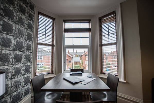 Deluxe Apartment, 2 Bedrooms (B) | In-room dining