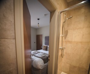 Apartamento, 2 quartos (A) | Chuveiro