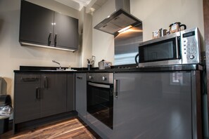 Deluxe Apartment, 2 Bedrooms (B) | Private kitchen