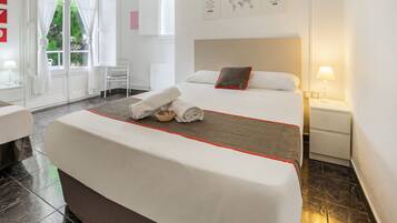 Quarto triplo | Escrivaninha, roupa de cama