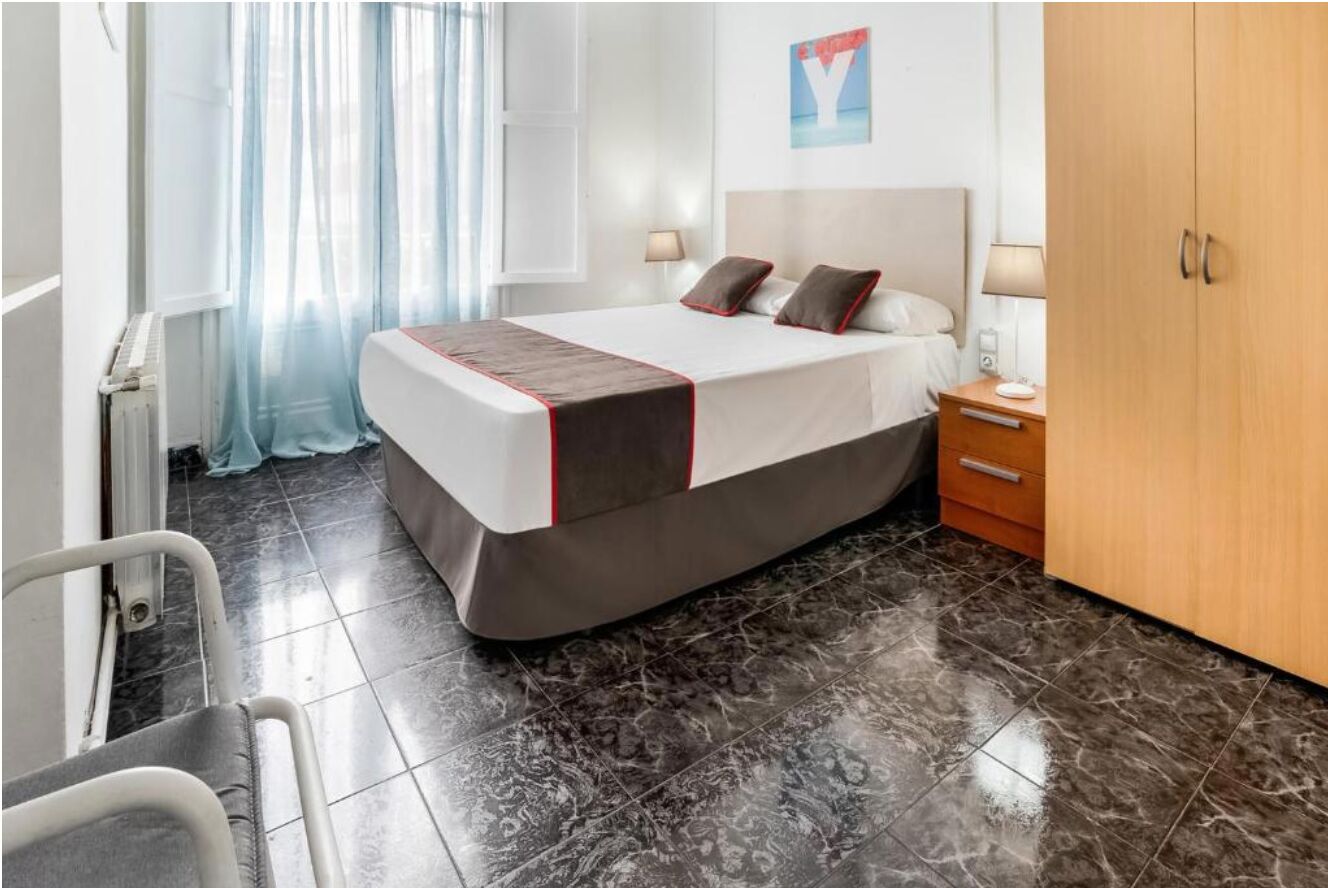 Escritorio y ropa de cama 