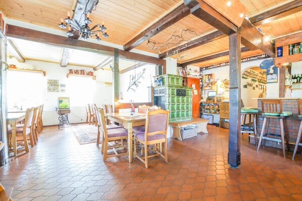 Un restaurant chaleureux avec des meubles en bois, un buffet de salades et un sol en briques.