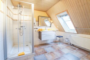 Dusche, Haartrockner, Handtücher, Seife
