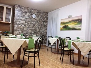 Esmorzar diari d'estil bufet gratuït 