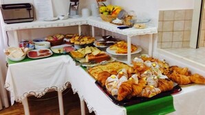 A buffet table with various food items and a coffee station. - Hotel 2000 Fabriano (Fabriano)