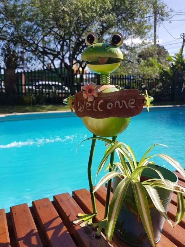 Alberca al aire libre, acceso de 10:00 a 22:00, y camastros