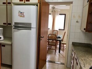 Micro-ondas, liquidificador, talheres/pratos/utensílios de cozinha