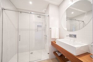Bruser, brusehoved med spredningseffekt, gratis toiletartikler