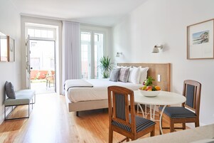 Decoración personalizada, muebles diferentes y cortinas blackout 