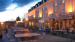 A hotel patio with outdoor seating and a conservatory. - Bridge House Hotel - Leisure Club & Spa (Tullamore)