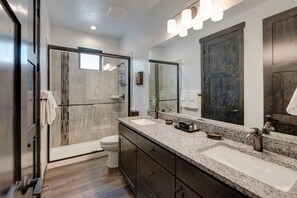 Tina, secadora de cabello, toallas