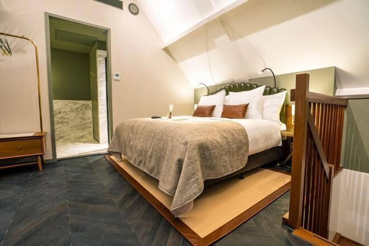 Hypo-allergenic bedding, in-room safe, iron/ironing board (on request)
