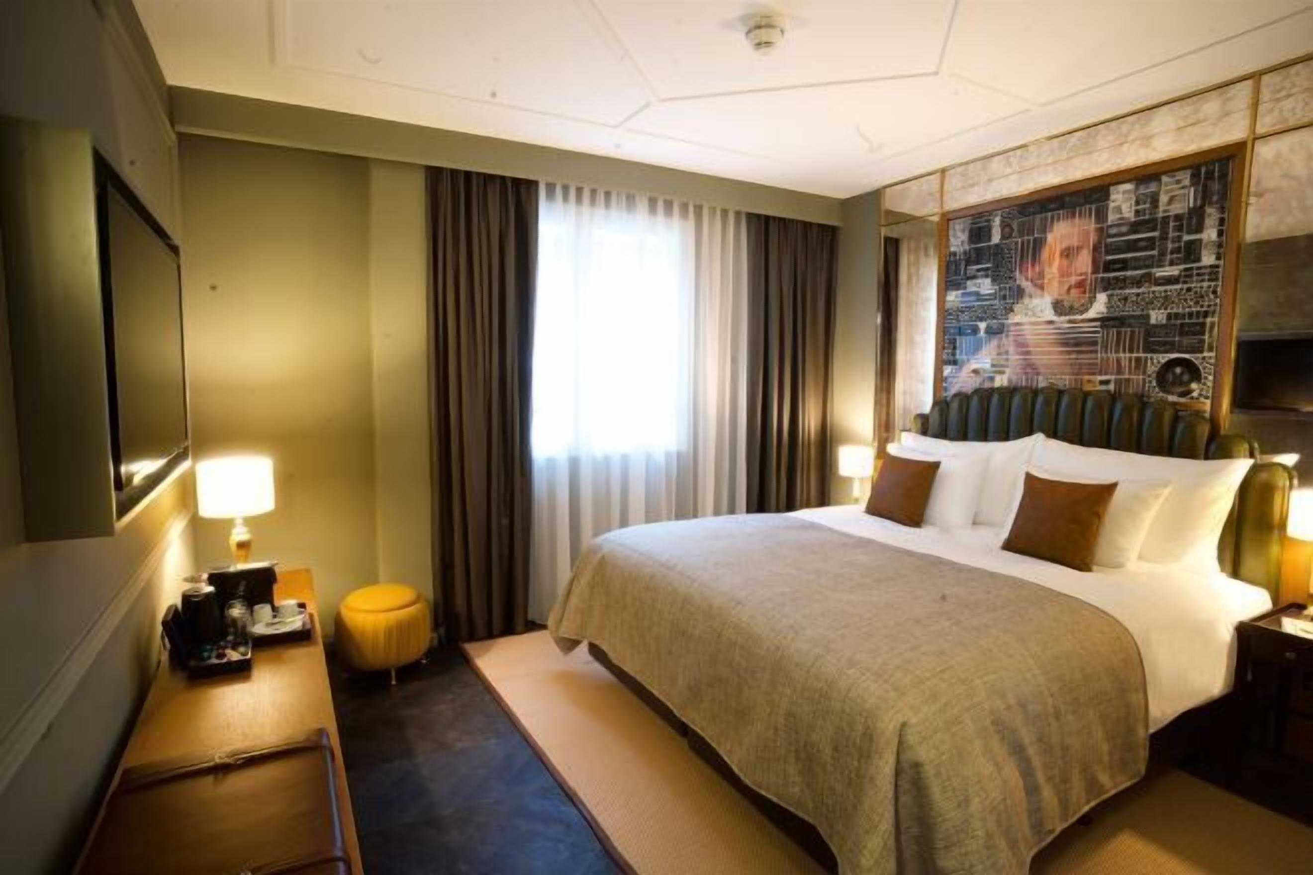 ตู้นิรภัยในห้องพัก, โต๊ะทำงาน, เตารีด/โต๊ะรีดผ้า, Wi-Fi ฟรี