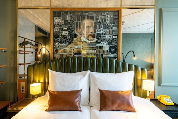 The Cabinet | Cofres nos quartos, escrivaninha, ferros/tábuas de passar roupa