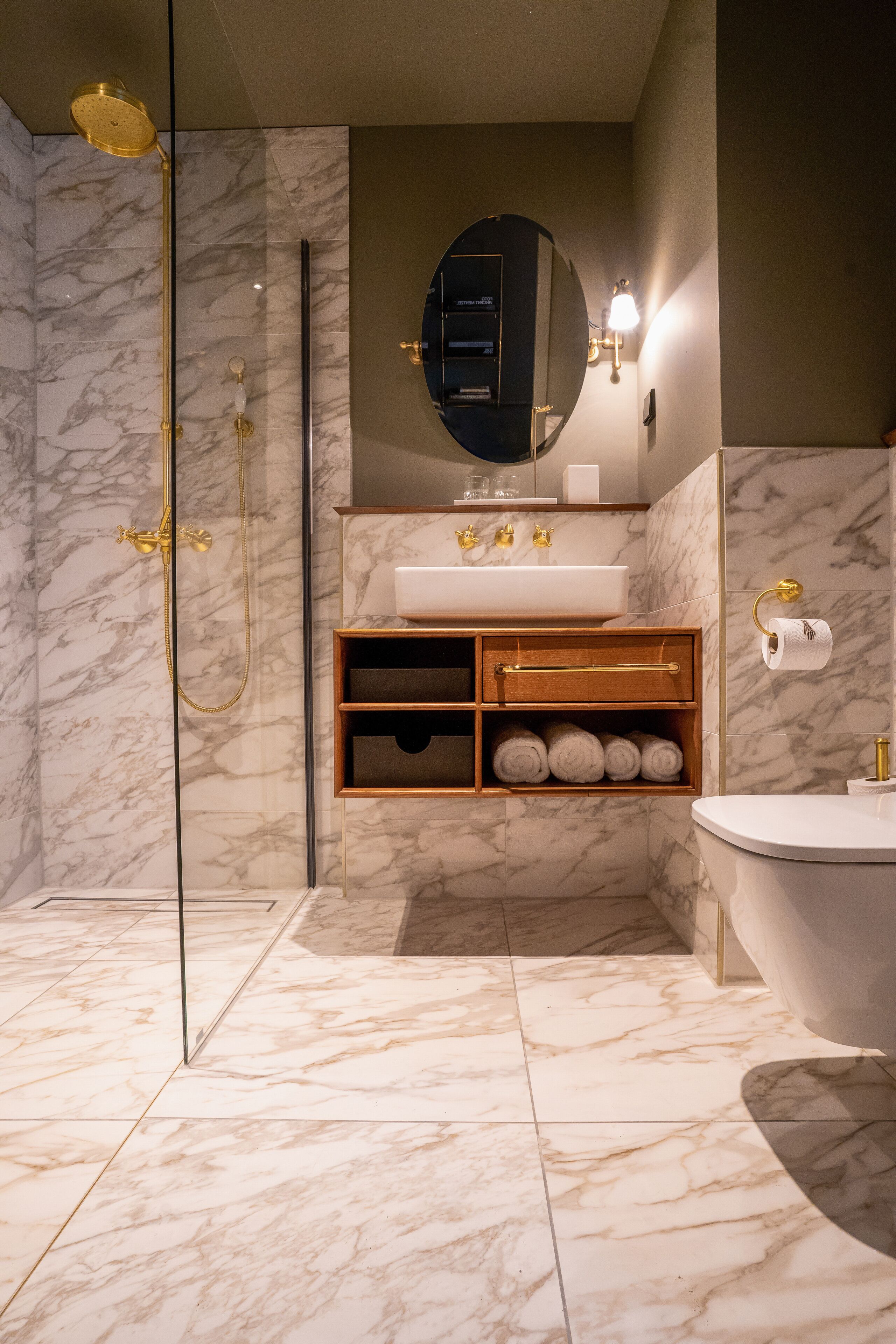 shower, rainfall showerhead, free toiletries, hair dryer