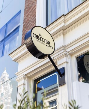 A building with a sign that reads "The Collector The Hague". - The Collector (The Hague)