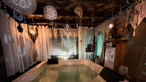 Ein Whirlpool mit Holzboden und dekorativen Anhängern.