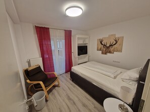 Quarto casal (Large Double Room) | Escrivaninha, espaço de trabalho para notebook, cortinas blackout