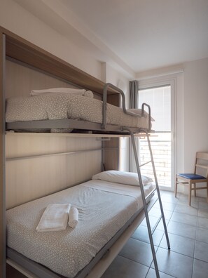 Apartamento, 2 quartos, sacada, vista parcial para o mar (Trilocale) | 2 quartos, roupas de cama premium, cofres nos quartos, cortinas blackout