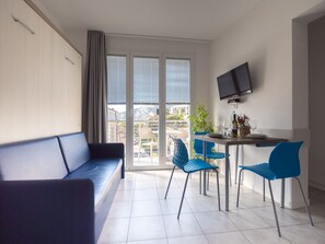 Apartamento, 1 quarto, sacada, vista parcial para o mar (Bilocale) | Sala de estar | TV LED 32 polegadas com canais digitais, TV