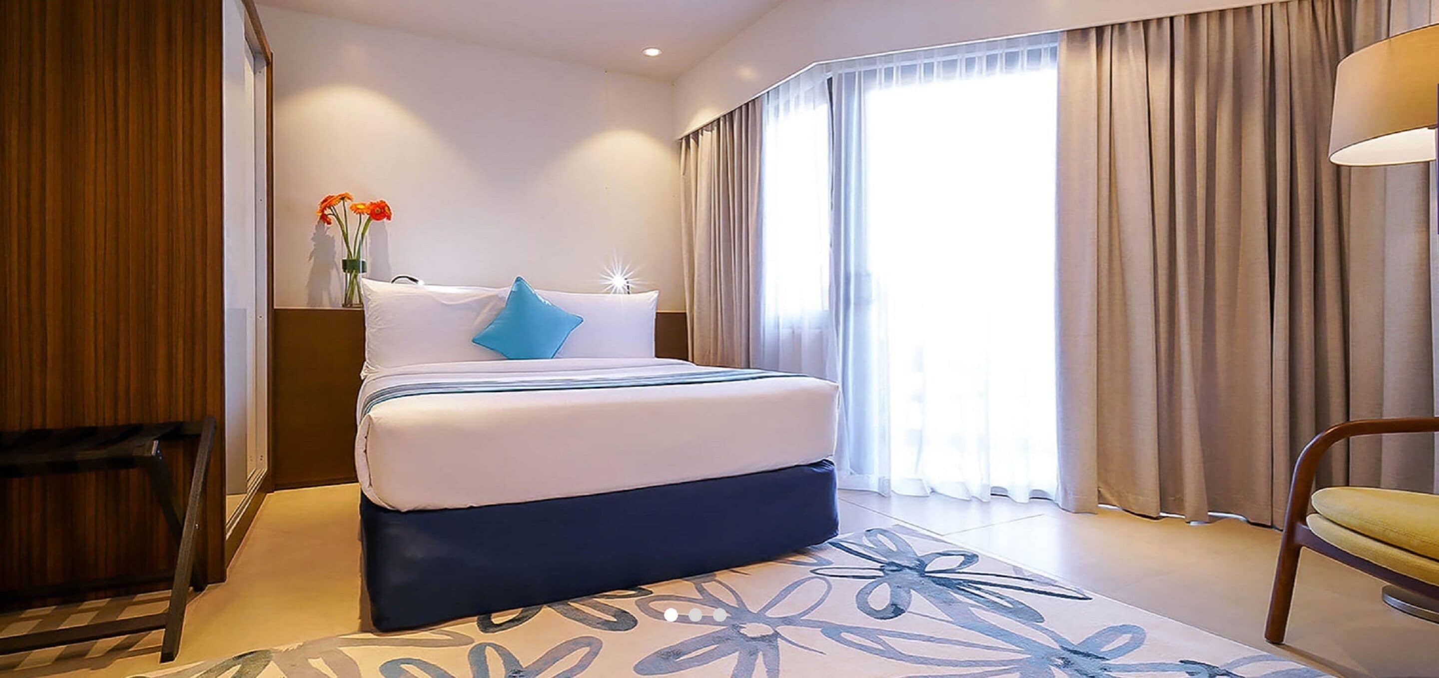 Studio – deluxe, 1 queensize-seng (guests age 18-59) | Safe på rommet, skrivebord, blendingsgardiner og strykejern/-brett